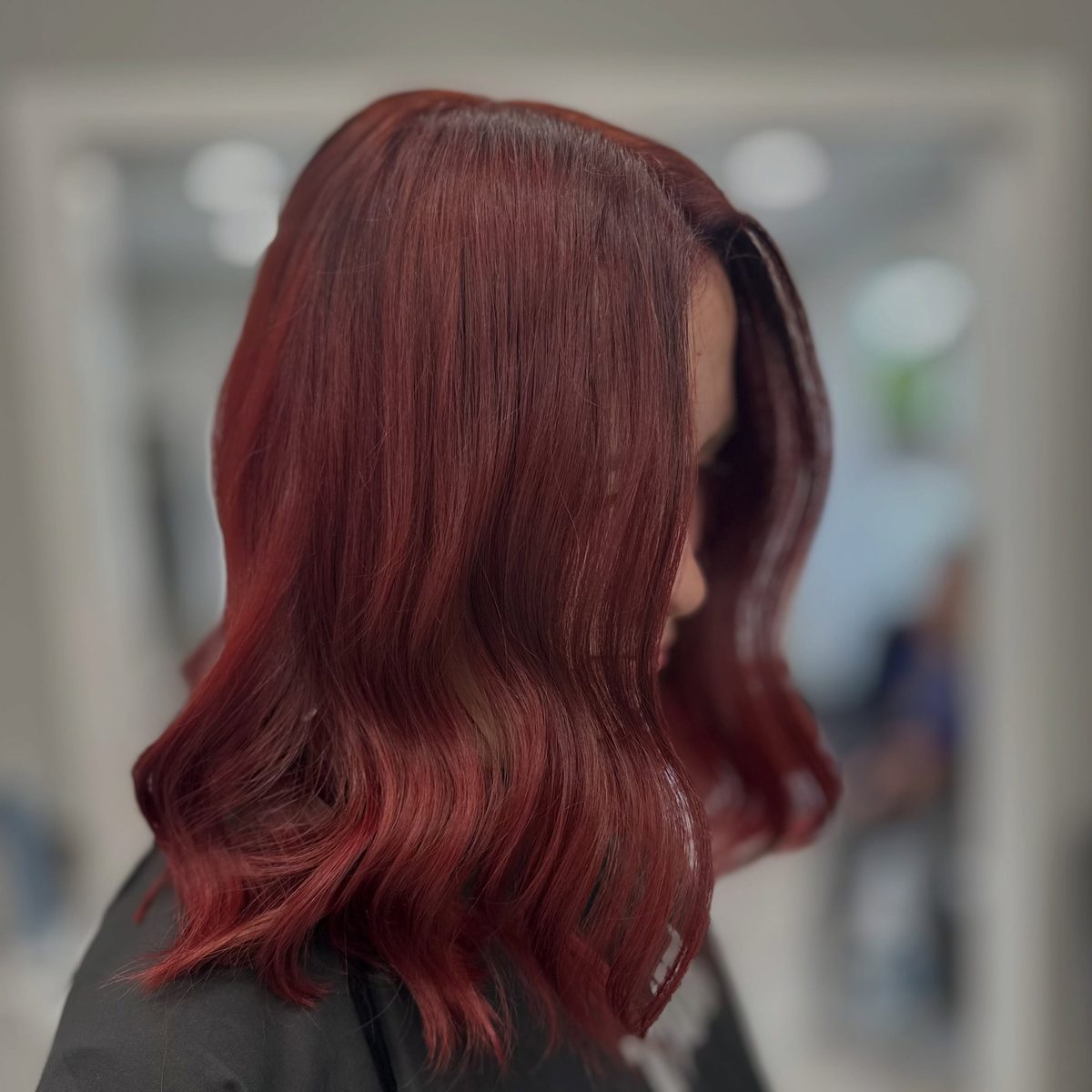 Kräftiges Kupferrot mit Glanz, fotografiert im Salon