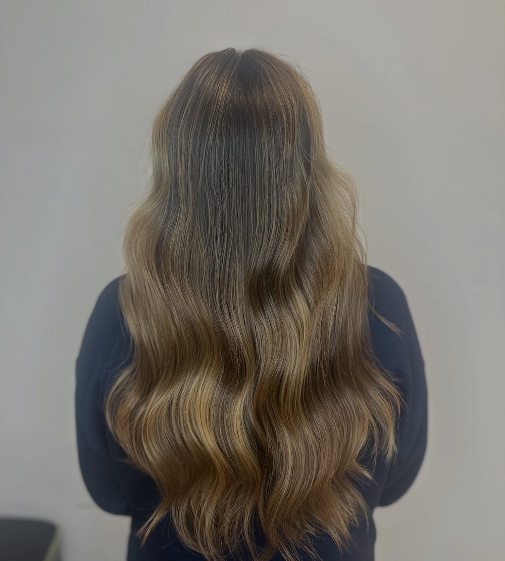 Langes Haar mit sanftem Balayage-Verlauf, Rückansicht