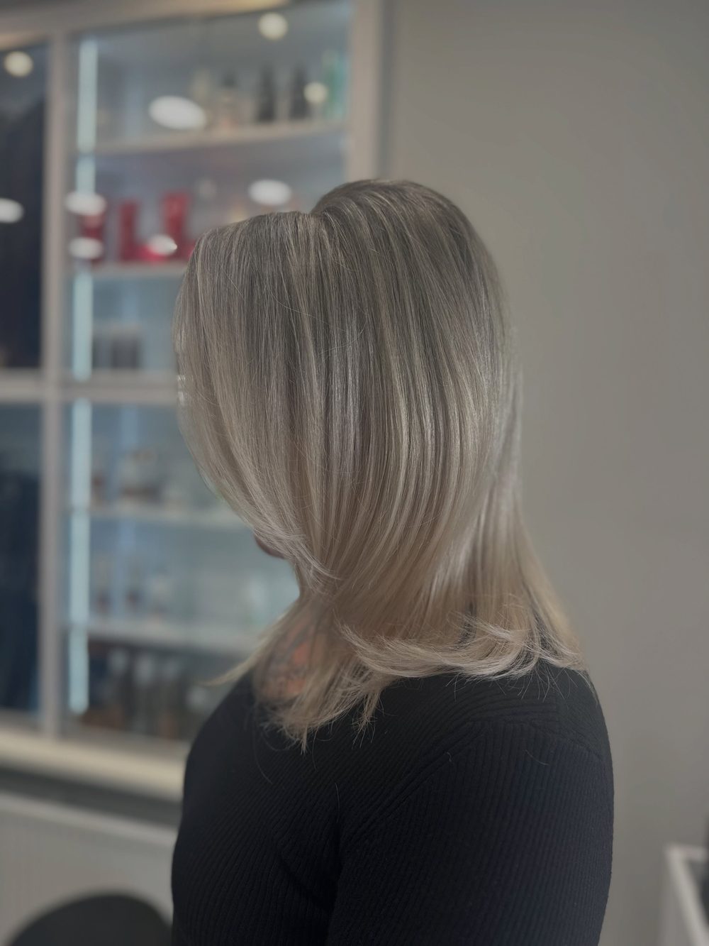 Kühles Aschblond mit Stufen, Rückansicht