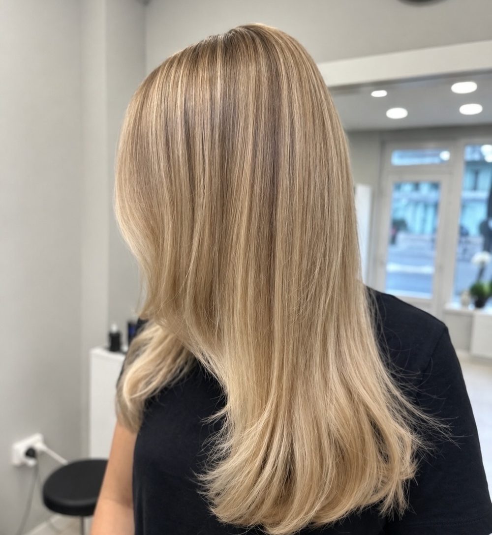 Natürliches Honigblond, glatt geföhnt