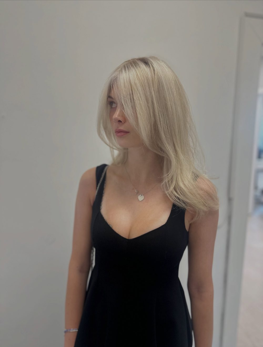 Helles Blond mit Curtain Bangs, fotografiert im Salon