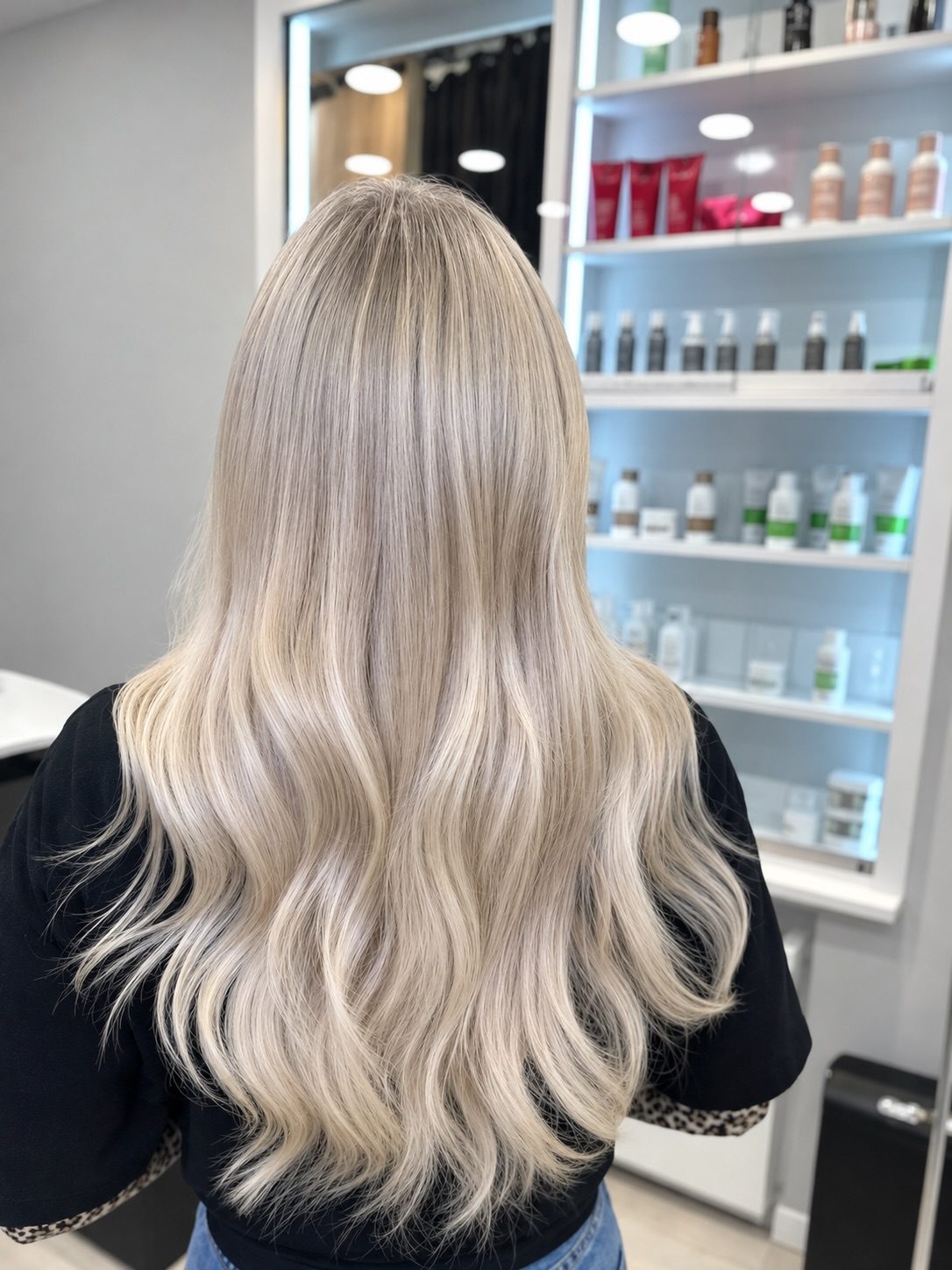 Helles, langes Blond mit weichen Wellen, fotografiert im Salon LA BLOND